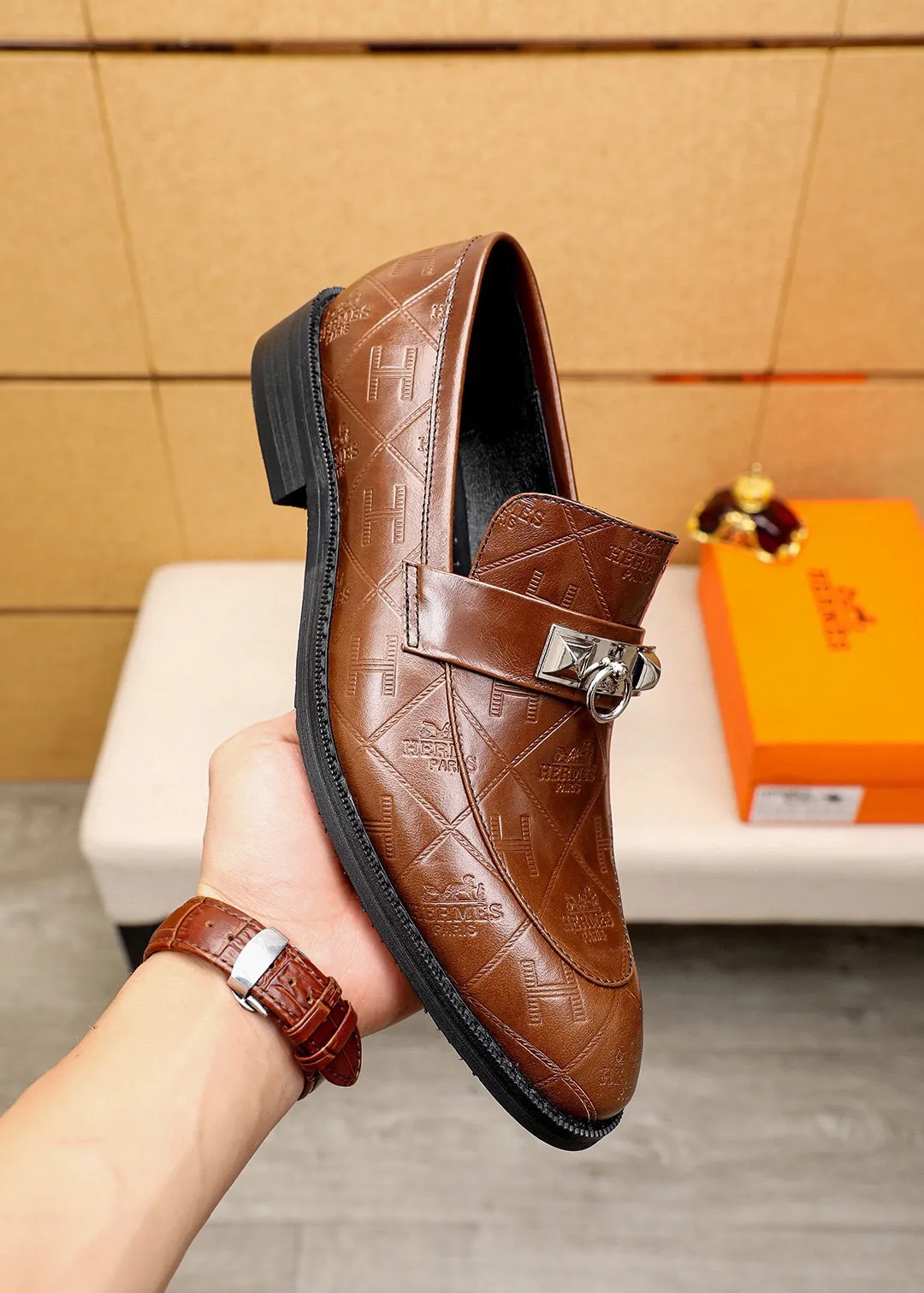 Men's shoes 💰480 💐 Product trademark: HERMES "Hermès" casual leather shoes Regular size: 38-44 (45🉑️customized) Product materials: Selected imported first-layer calfskin embossed upper + classic hardware buckle, imported water-dyed 🐂 cowhide lining. Strong three-dimensional visual effect, non-slip and wear-resistant combination outsole Color: 2⃣️colors available